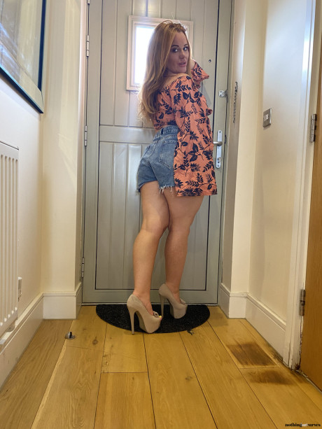 Chubby ginger Amber Leah flaunts her juicy boobs and her curvy behind