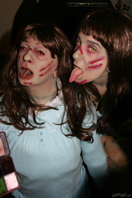 Nude tattooed Kylee Kross & pal masturbate, blow schlong & kiss in zombie porn