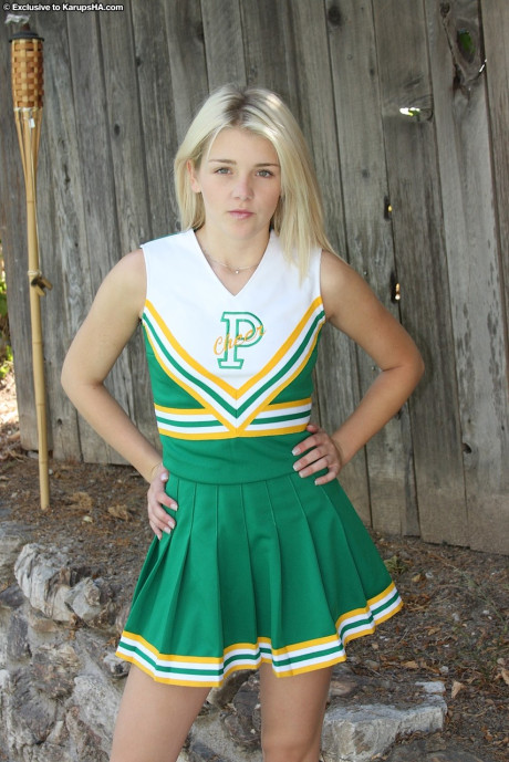 Amateur cheerleader Holly Van Hough spreads her tasty snatch outdoors