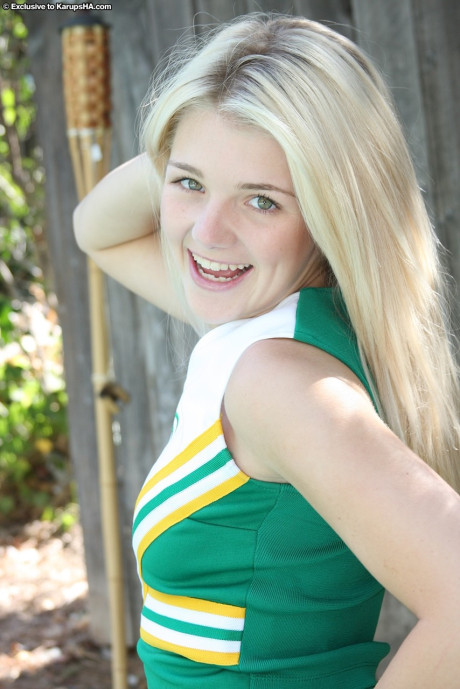 Amateur cheerleader Holly Van Hough spreads her tasty snatch outdoors