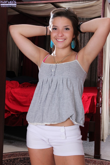Teenie amateur Veronica Berry peels away white shorts to showcase bald twat