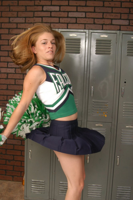 Young cheerleader gets totally undressed in front of change room lockers