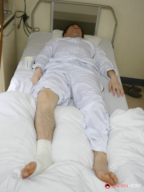 Japanese nurse Reina Wamatsu gives her patient a handjob & receives a facial