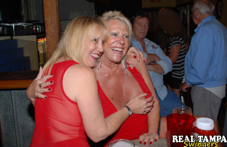 Blondie matures with grand boobs unveil their twats and pose together