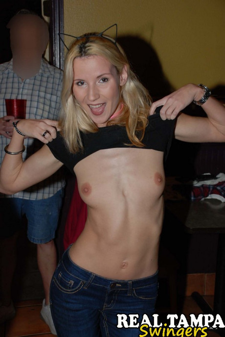 Blondie matures with grand boobs unveil their twats and pose together