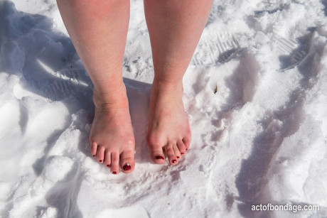 Brunette BBW rids ball gag and ropes while posing undressed and barefoot in snow