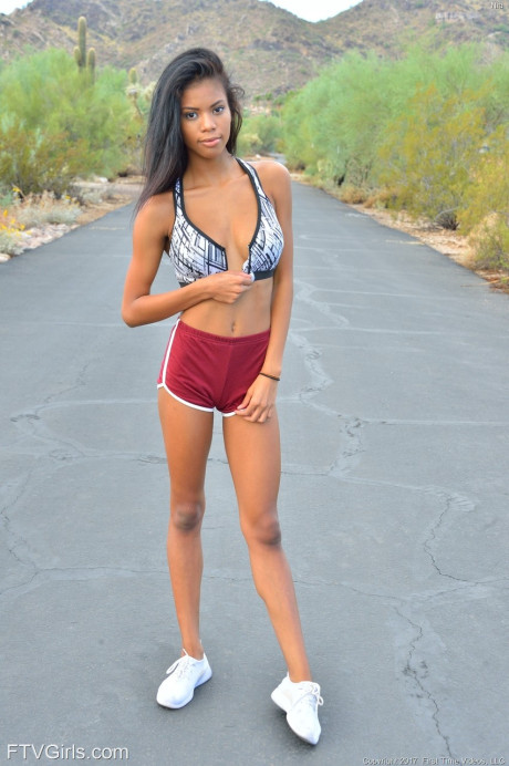 Sporty glamour babe Nia strips totally nude while jogging in public