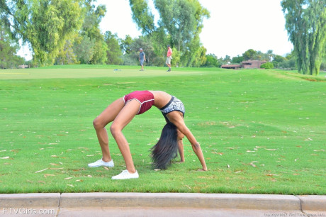 Sporty glamour babe Nia strips totally nude while jogging in public