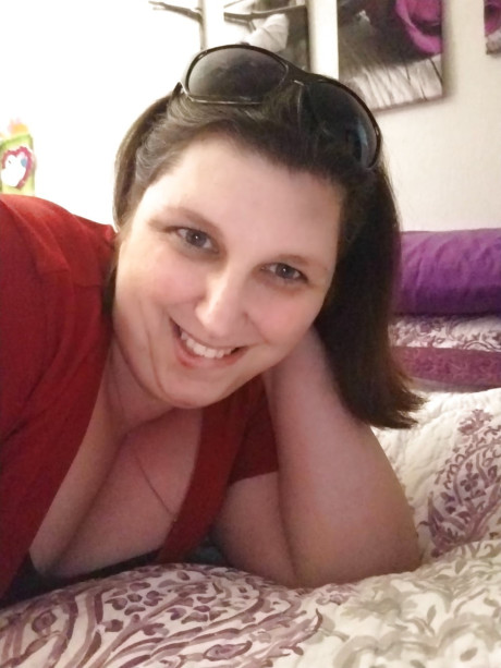 Chubby brunette amateur Richelle Ryan flaunts her cleavage at her home