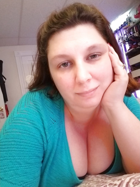 Chubby brunette amateur Richelle Ryan flaunts her cleavage at her home