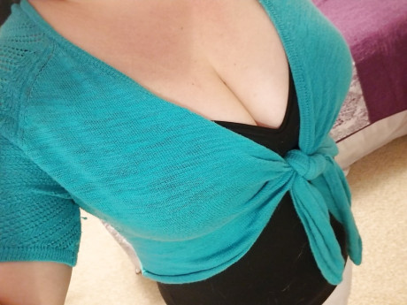 Chubby brunette amateur Richelle Ryan flaunts her cleavage at her home