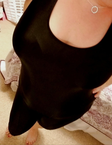 Chubby brunette amateur Richelle Ryan flaunts her cleavage at her home