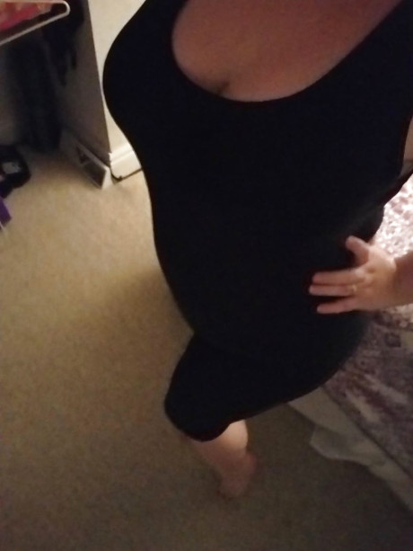 Chubby brunette amateur Richelle Ryan flaunts her cleavage at her home