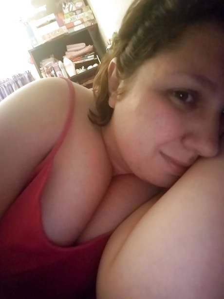 Chubby brunette amateur Richelle Ryan flaunts her cleavage at her home