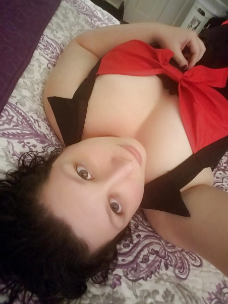 Chubby brunette amateur Richelle Ryan flaunts her cleavage at her home