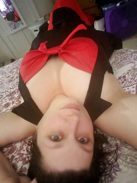 Chubby brunette amateur Richelle Ryan flaunts her cleavage at her home