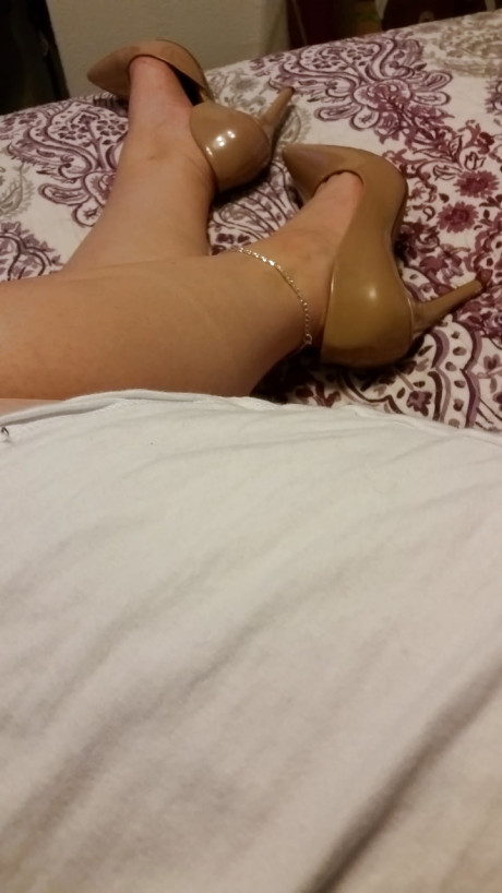 Chubby brunette amateur Richelle Ryan flaunts her cleavage at her home