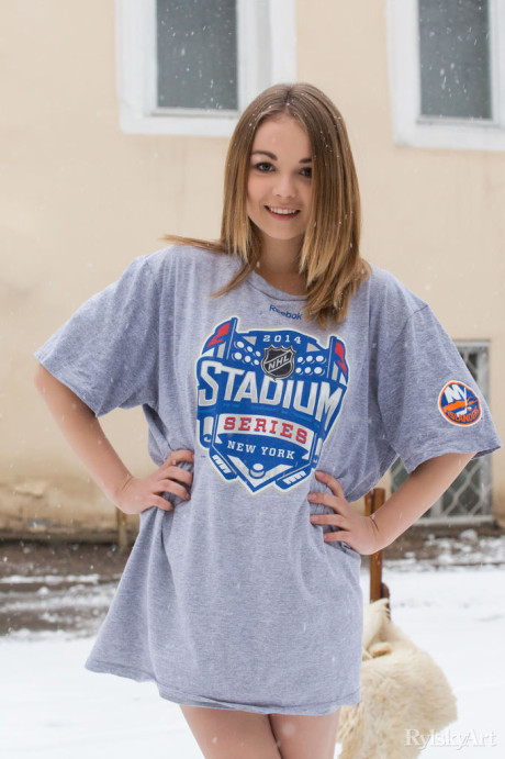 Sexy smiley face Jeff Milton shows her giant nipples and pretty tiny behind