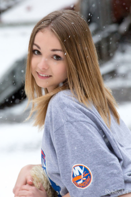 Sexy smiley face Jeff Milton shows her giant nipples and pretty tiny behind