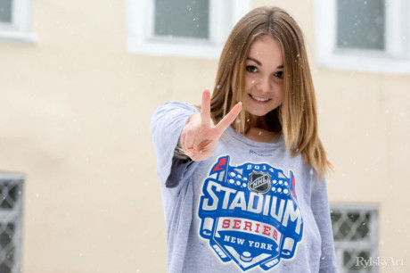 Sexy smiley face Jeff Milton shows her giant nipples and pretty tiny behind