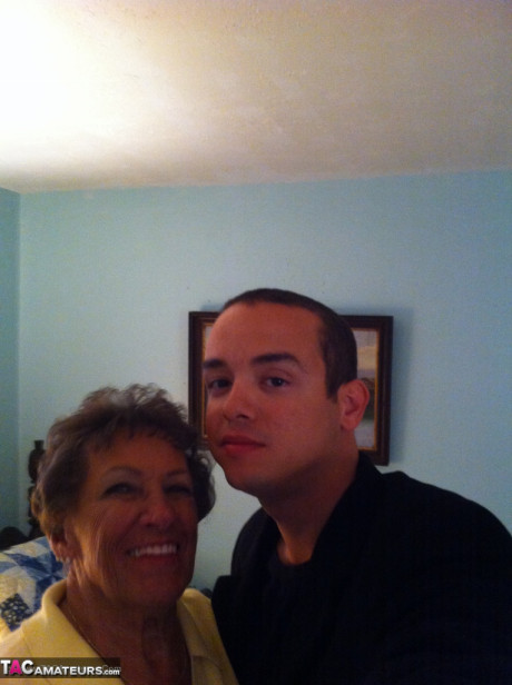 Nasty amateur granny shows her pretty undressed body and kisses a fresh teenie man