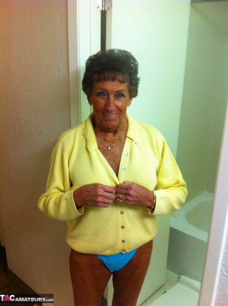 Nasty amateur granny shows her pretty undressed body and kisses a fresh teenie man