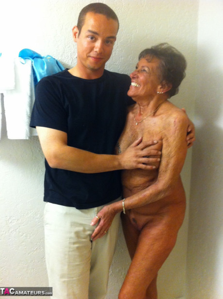 Nasty amateur granny shows her pretty undressed body and kisses a fresh teenie man