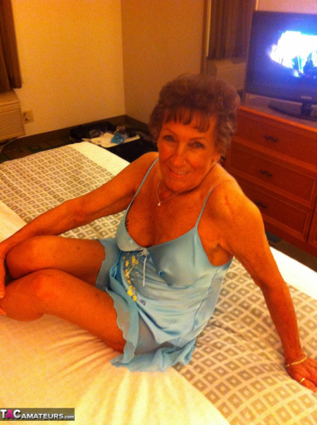 Nasty amateur granny shows her pretty undressed body and kisses a fresh teenie man