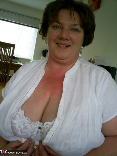 Fat amateur uncups her large boobs as she steps inside to change clothes