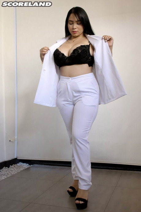 Chunky hispanic teenie Kim Velez unleashes her enormous breasts in thong undies
