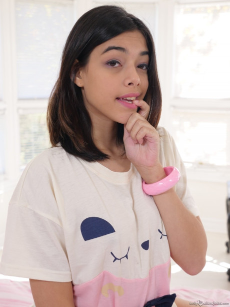 Skinny American teenie Harmony Wonder licks a thick cock & balls in POV