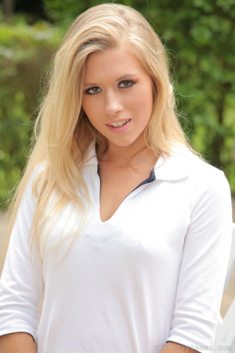 Natural blondy Michelle Moist doffs tennis attire to pose naked on a patio