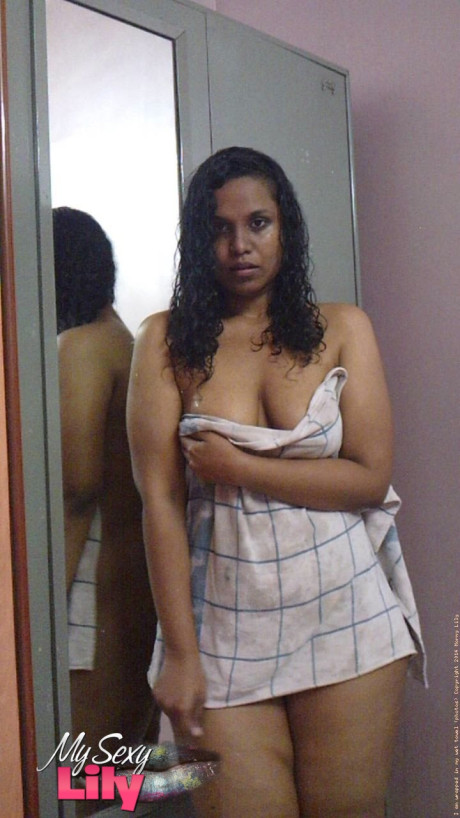 Indian plumper Lily Singh shows her raw behind and natural tits afore a mirror