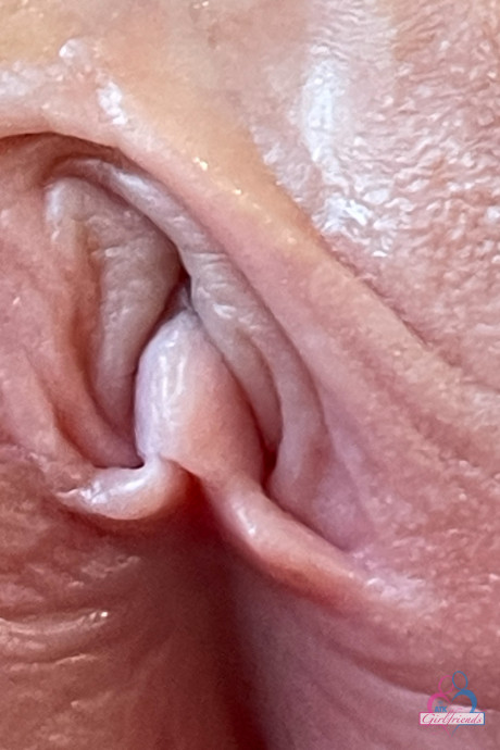 Thin girl Mira Monroe shows her lickable toes & her yummy cunt