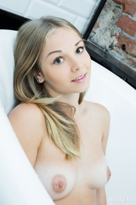 Yellow-haired sweety Jeff Milton nude in the bathtub showing off tight young vagina