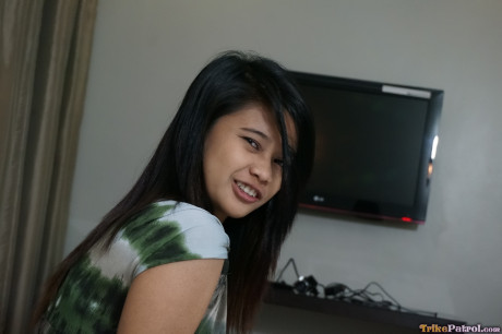Filipina amateur Sylvan Estrada sucks & fucks a stranger's meat at Christmas