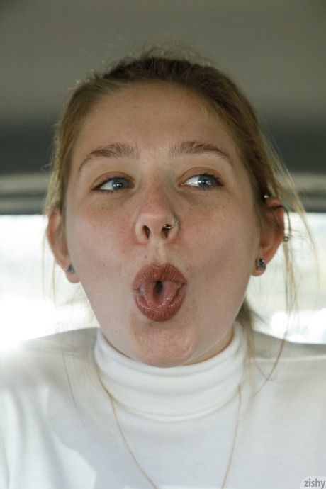Alluring babe Fawn Richfield shows her monstrous butt in panties in a cab