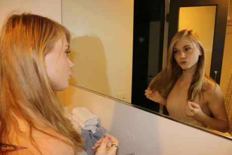 Tiny blondy chick gf lady Hannah Hays finger spreads her moist pussy on the toilet