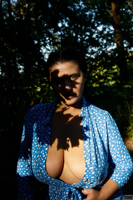 Stacked babe Vyeta Mustafina shows off her stunning monstrous melons outdoors