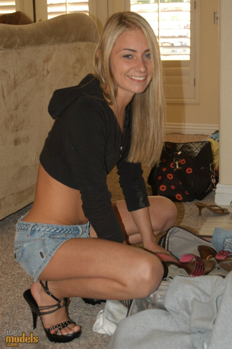 Blondie first timer Tyler Stevenz models solo with and without clothes on