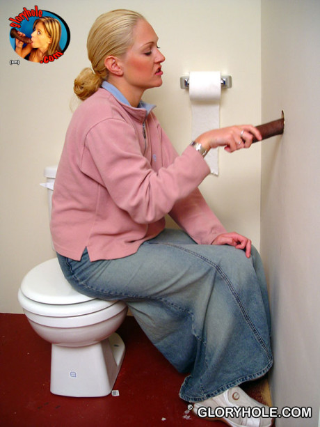 Blondy whore gf chick Jamie sits on the toilet and sucks a ebony gloryhole dong