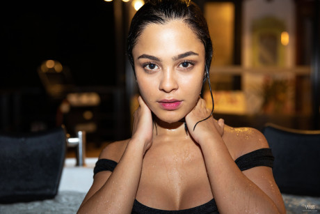 Watch 4 beauty Kaley Jones