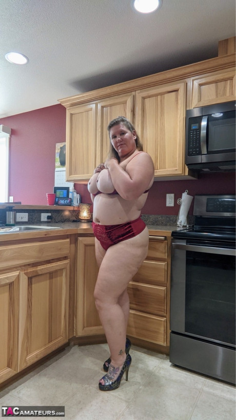 Amateur lady Busty Kris Ann shows her humongous boobs and ass in her cuisine