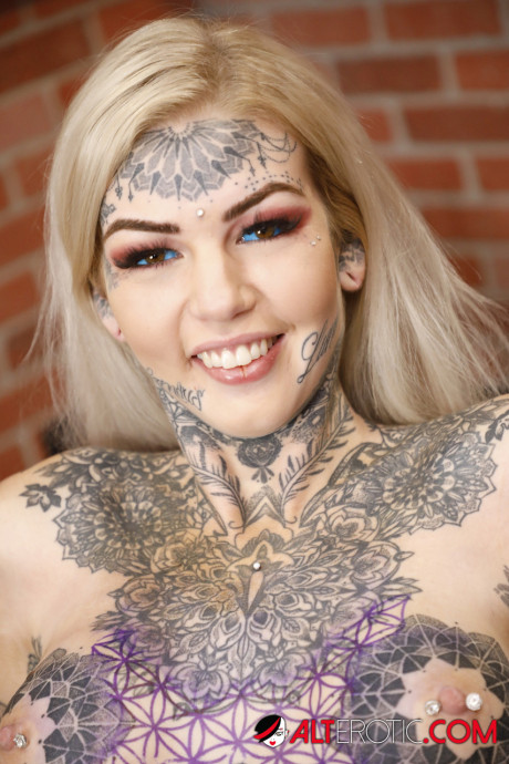 Blondy slut girl broad Amber Luke toys her twat after getting a new tattoo in a studio
