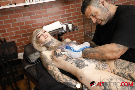 Blondy slut girl broad Amber Luke toys her twat after getting a new tattoo in a studio