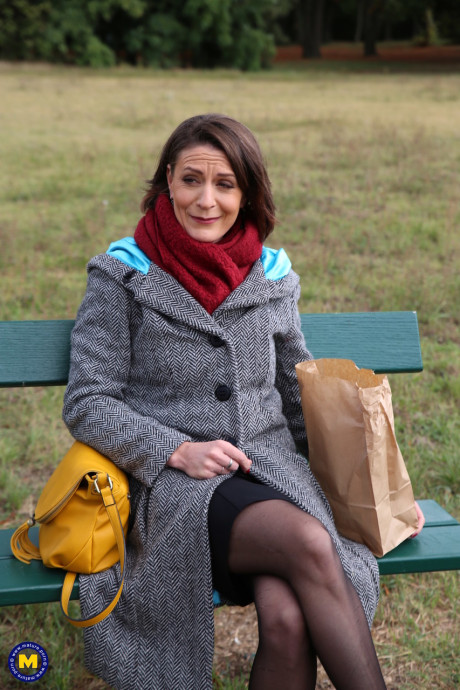 French mom Anya flashes her legs in leggings while eating a sandwich outside