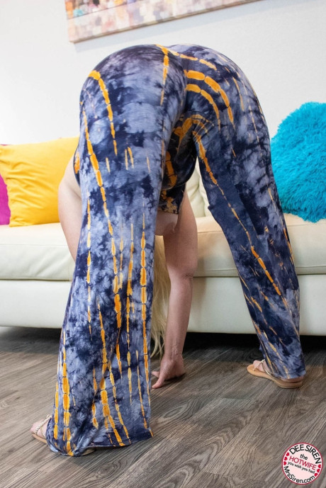 Curvy yellow-haired older Dee Siren shows her thick butt and poses in a solo