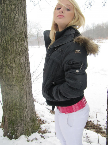 Ravishing sexy yellow-haired young Tonya shows her juicy tits & her pretty behind outdoors
