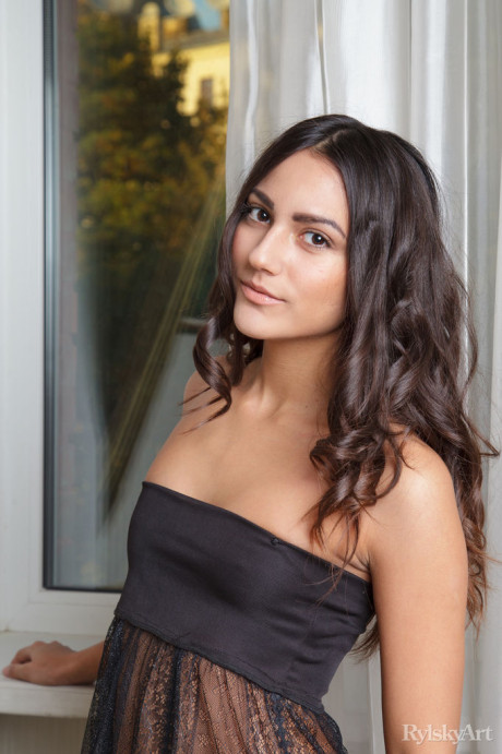 Long legged teen skank GF broad Cira Nerri slips off ebony lingerie for naked posing