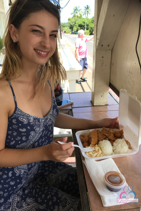 Amateur GF Kristen Scott flaunts her hot behind while posing on the beach